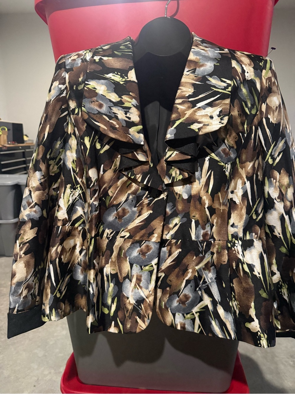 Le Suit Black Floral Ruffle Jacket p35